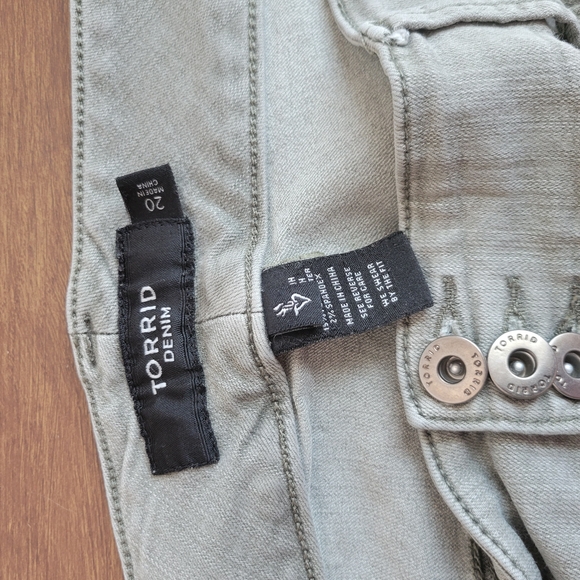 Torrid 11' Jegging Bermuda Short - Picture 2 of 7